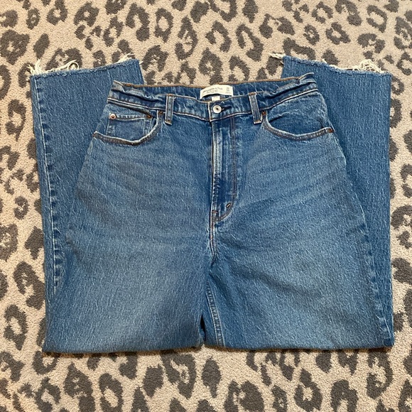 Abercrombie Curve Love Ultra High Rise 90โs Straight Jeans - Picture 5 of 8
